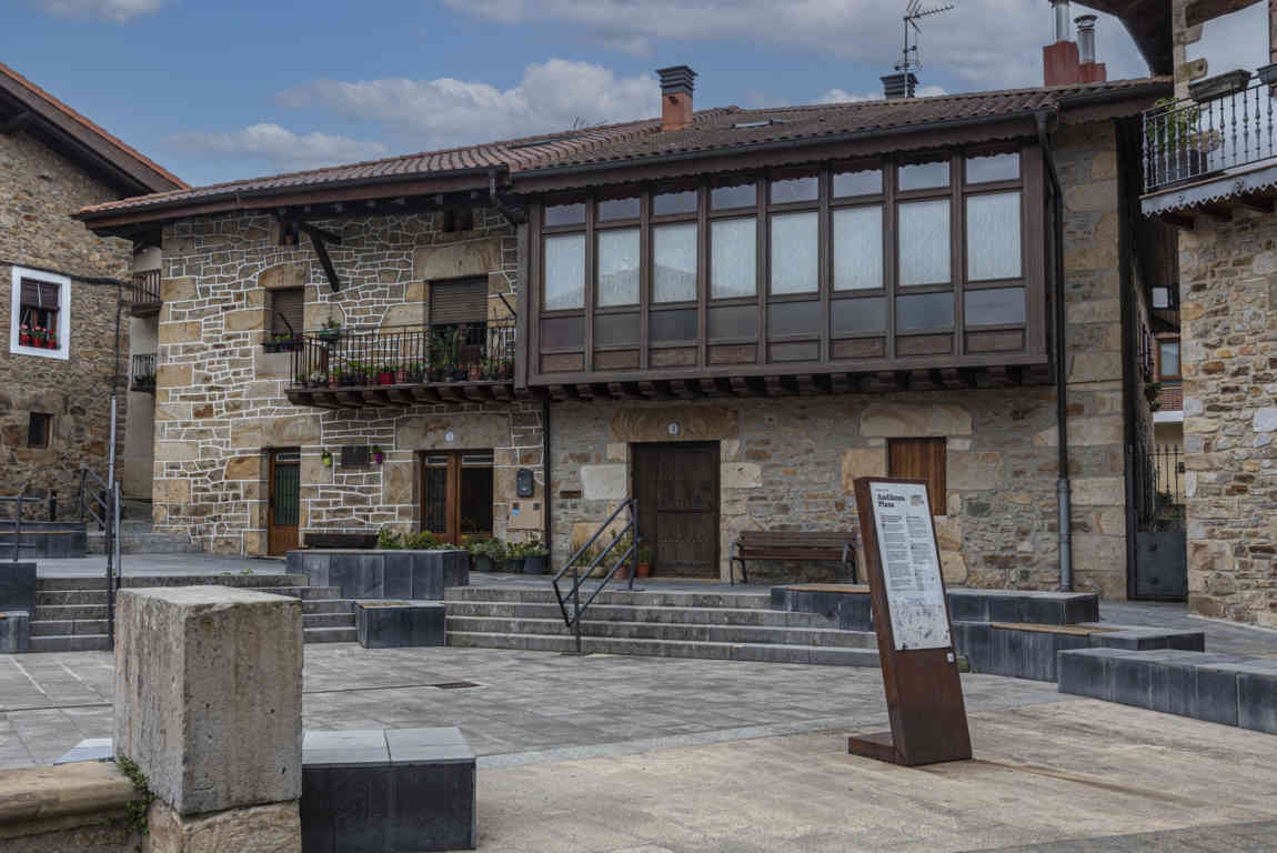 Vizcaya - Otxandio 20 - plaza Andikona.jpg